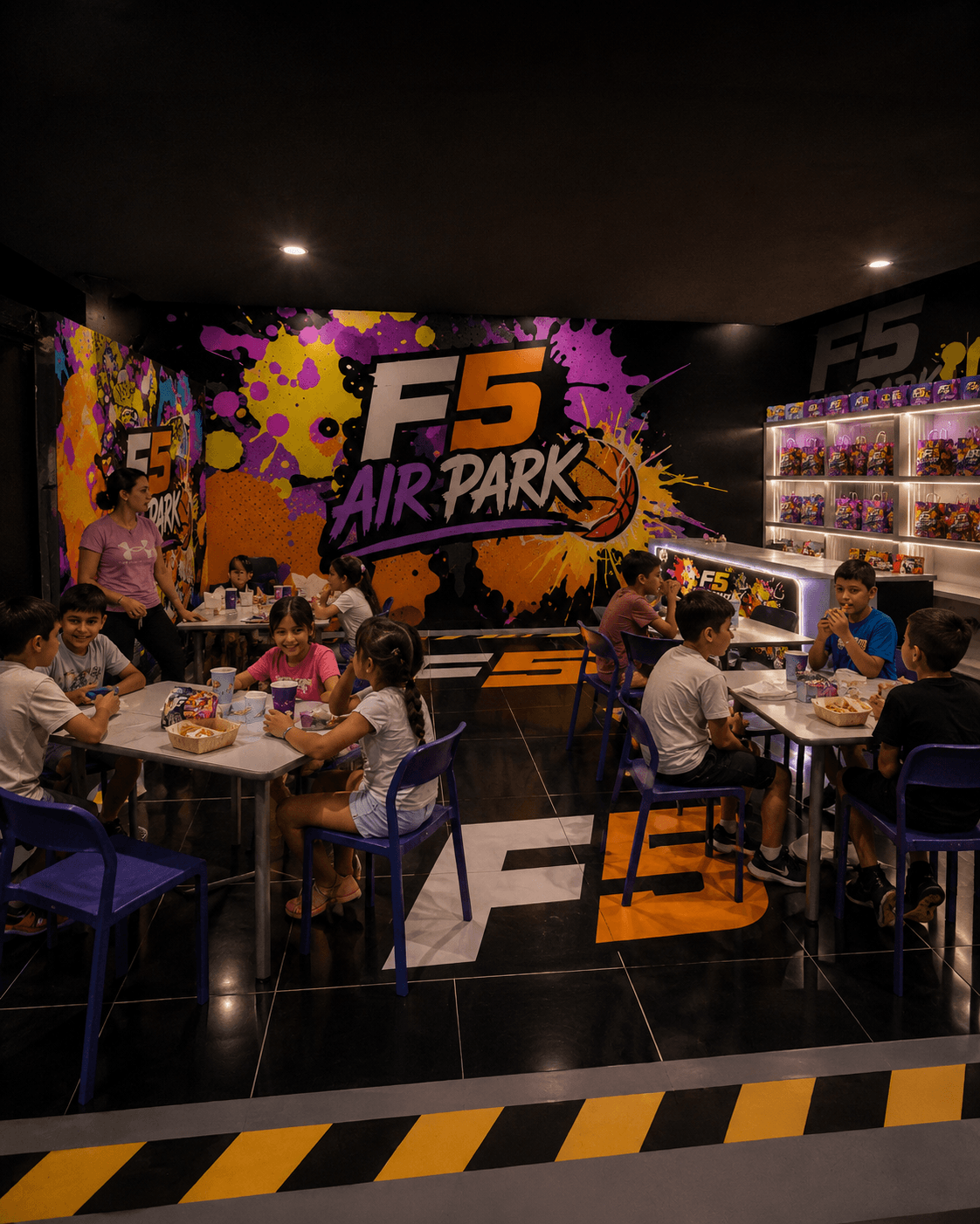 Sector de mesas y cafetería F5 Break dentro del parque