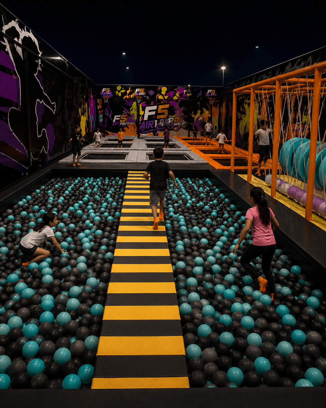 Piscina de pelotas y pasarela del sector F5 Kids